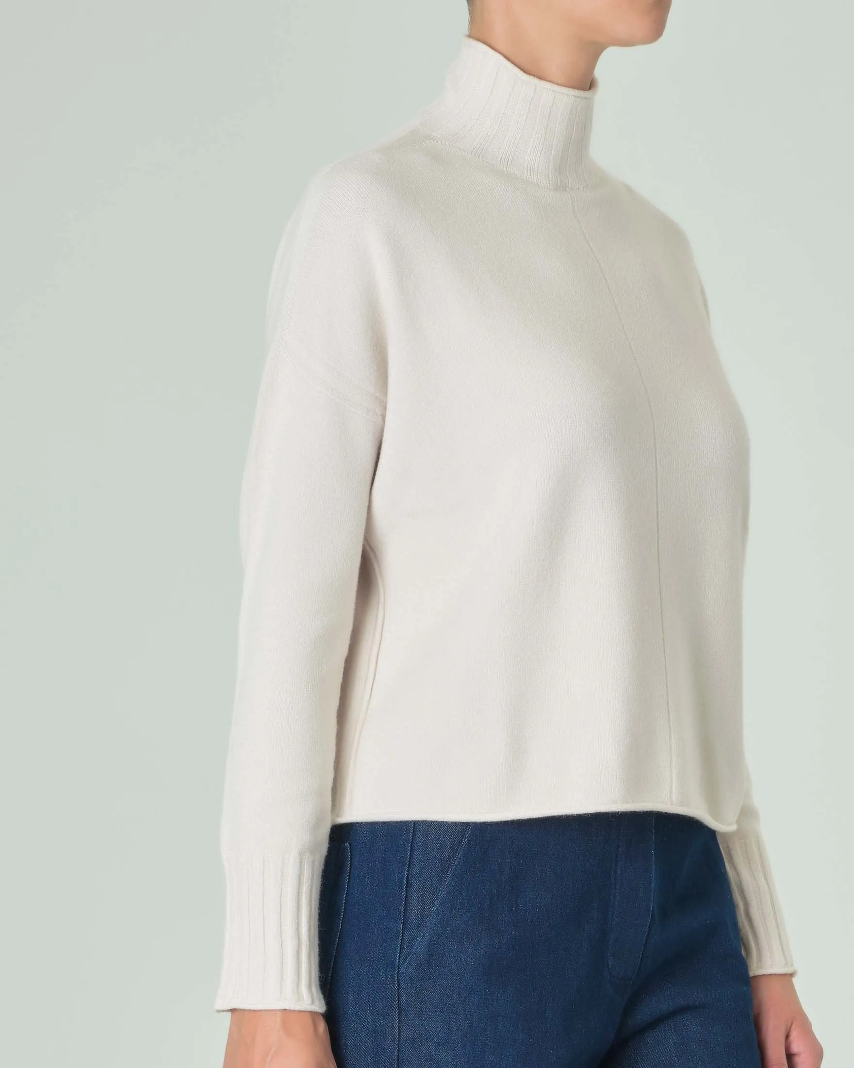 Maglia bianca cropped in misto alpaca con giromanica sceso e collo alto