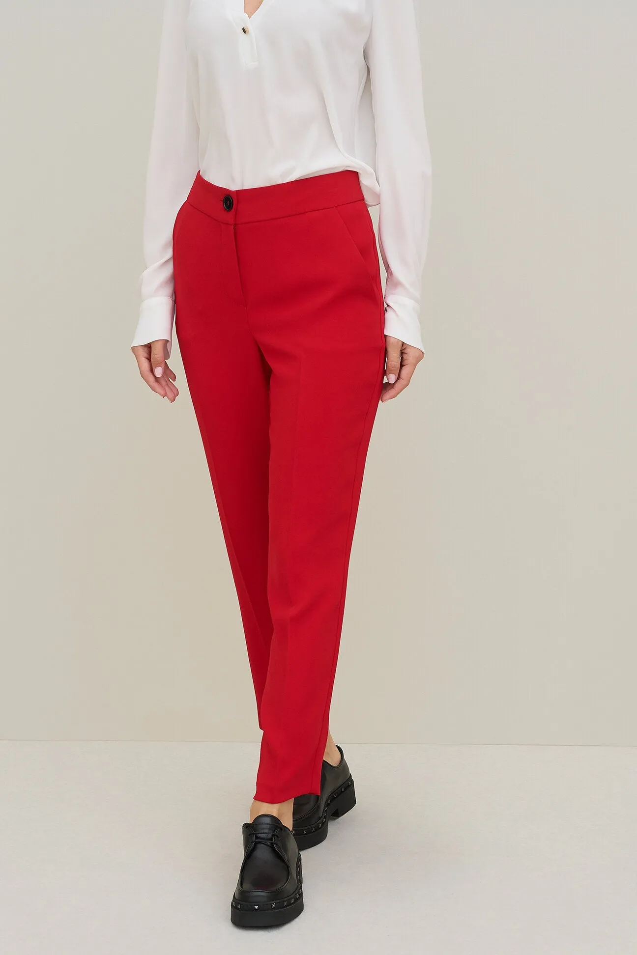 Pantaloni a sigaretta in crepe satin con bottone eco corno dragon